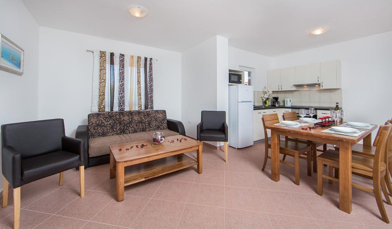 Jana Apartment *